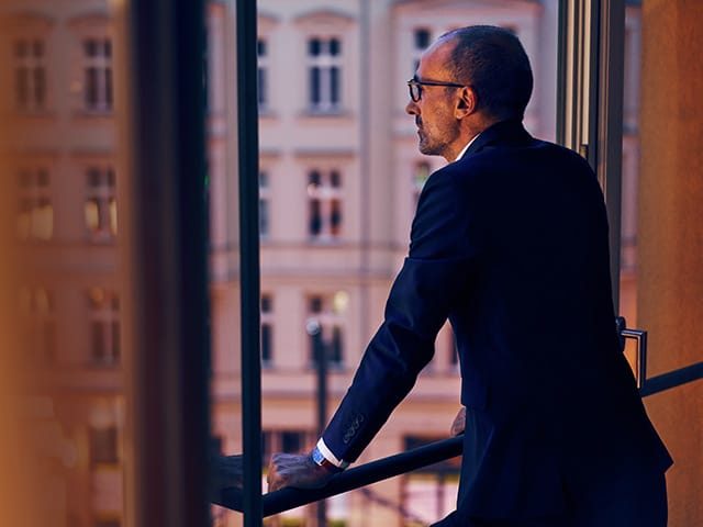 Mann mit Smartphone