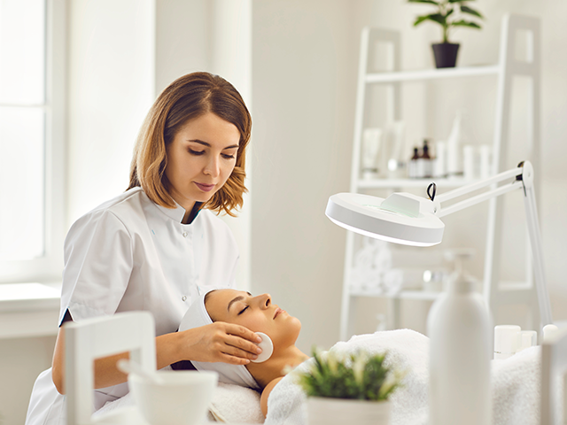 Handwerker misst Holz präzise. Steht für Planung und die Notwendigkeit eines übersichtlichen Kontos für Handwerker bei der Deutschen Bank. 4.	Bild 4 (drittes Bild, Malen):