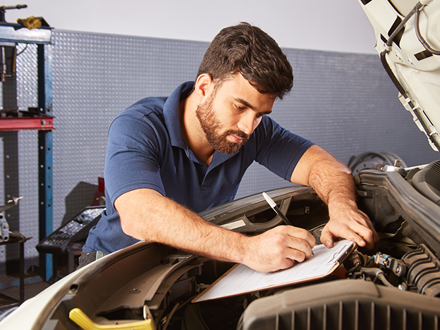 Handwerker mauert Ziegel. Symbolisiert solides Handwerk und den Bedarf an einem verlässlichen Deutsche Bank Geschäftskonto für Handwerk.