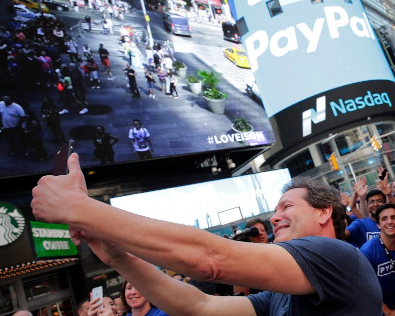 Dan Schulman, damals CEO von Paypal macht anlässlich des Börsengangs der Firma 2015 ein Selfie mit Unterstützern. Im Privtakundengeschäft haben Fintechs enorme Erfolge erzielt – das hat bei Banken anfangs Sorgen mit Blick auf das Firmenkundengeschäft ausgelöst.  