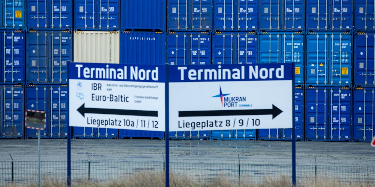 Heute wird der Handel über große Distanzen vor allem in standardisierten Containern und mit Schiffen abgewickelt. Die längste Zeit der Menschheitsgeschichte war aber der Landweg die Hauptroute der Händler.