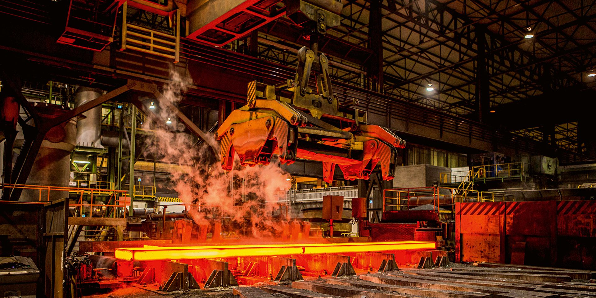 Noch geht es im Stahlwerk von Salzgitter klassisch-fossil zu. Doch das soll sich künftig ändern.