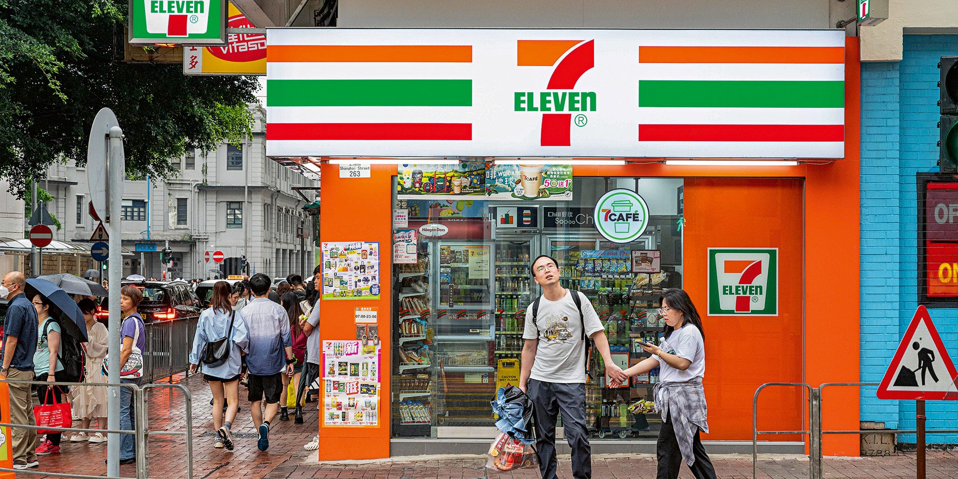 In Ostasiens Metropolen wie hier in Hongkong finden sich die Rundumversorgungsläden von 7-Eleven & Co. gefühlt an jeder Straßenecke. Bildquelle: picture alliance / Sipa USA