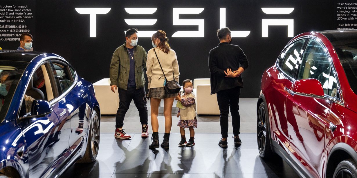 China, größter Automarkt der Welt, hat die Subventionen für E-Autos heruntergefahren. Tesla hat nun die Preise gesenkt – und setzt damit die margenschwächere Konkurrenz unter Druck. Dabei haben deutsche Autohersteller bei Elektroautos schon jetzt Absatzprobleme in China.