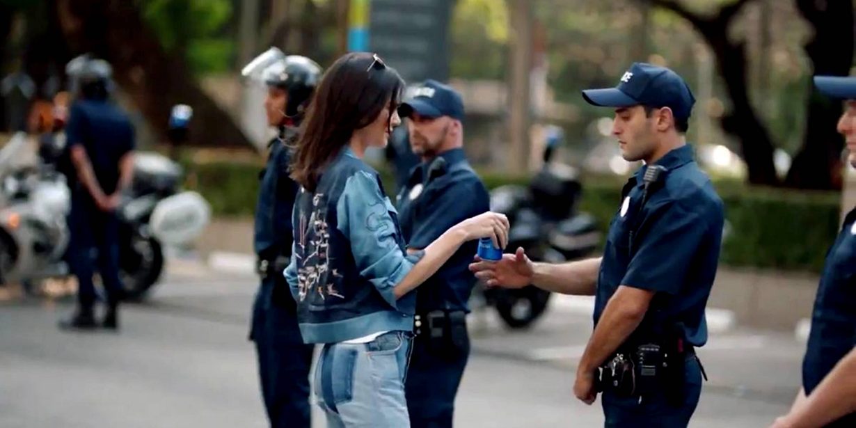 US-Star Kendall Jenner (Teil des Kardashian-Clans) überreicht die Pepsi - und vergessen sind alle Black-Live-Matters-Sorgen. Soweit der Spot. Doch: Der Protest war riesig, Pepsi hat den Werbespot nach nur einem Tag zurückgezogen. 