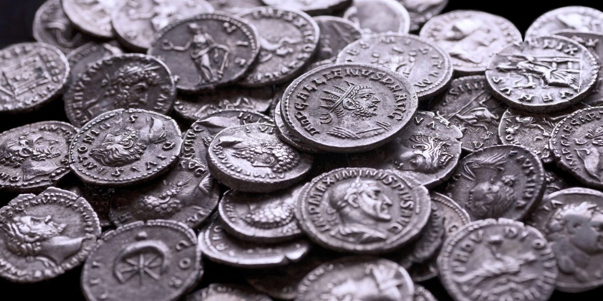 Ein Haufen antiker Münzen