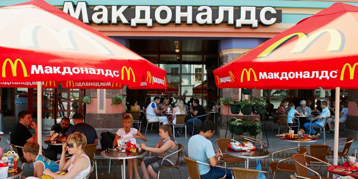 Auch McDonald’s zieht sich – nach 30 Jahren – vollständig aus Russland zurück; die Filialen wurden an einen früheren Lizenznehmer verkauft, der die Marke aber nicht weiter nutzen darf. Den Rückzug muss der US-Fast-Food-Konzern mit Sonderkosten von 1,2-1,4 Milliarden US-Dollar verbuchen.