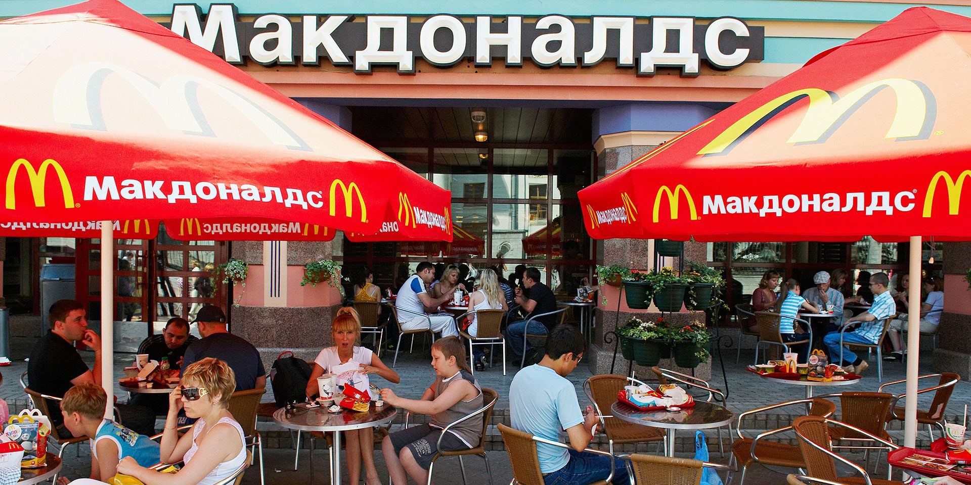 Auch McDonald’s zieht sich – nach 30 Jahren – vollständig aus Russland zurück; die Filialen wurden an einen früheren Lizenznehmer verkauft, der die Marke aber nicht weiter nutzen darf. Den Rückzug muss der US-Fast-Food-Konzern mit Sonderkosten von 1,2-1,4 Milliarden US-Dollar verbuchen.