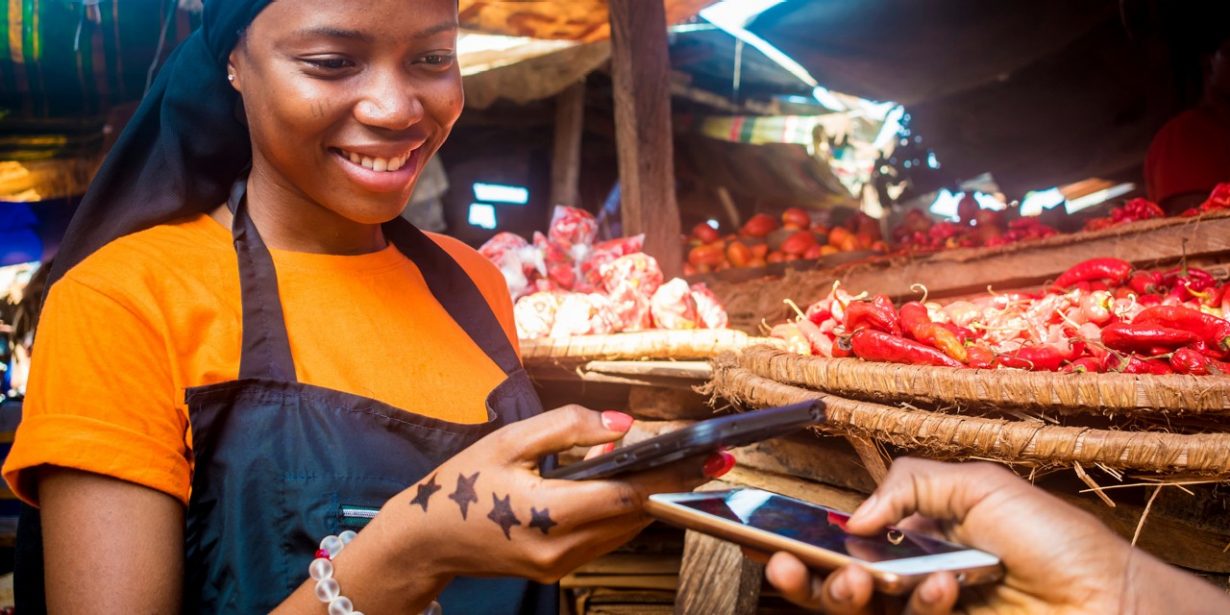 Das ist eine digitale Marktwirtschaft: In vielen Ländern Afrikas kaufen auch die ärmeren Schichten Dinge des täglichen Bedarfs mit ihrem Smartphone. Möglich machen das die Mobilfunkanbieter.