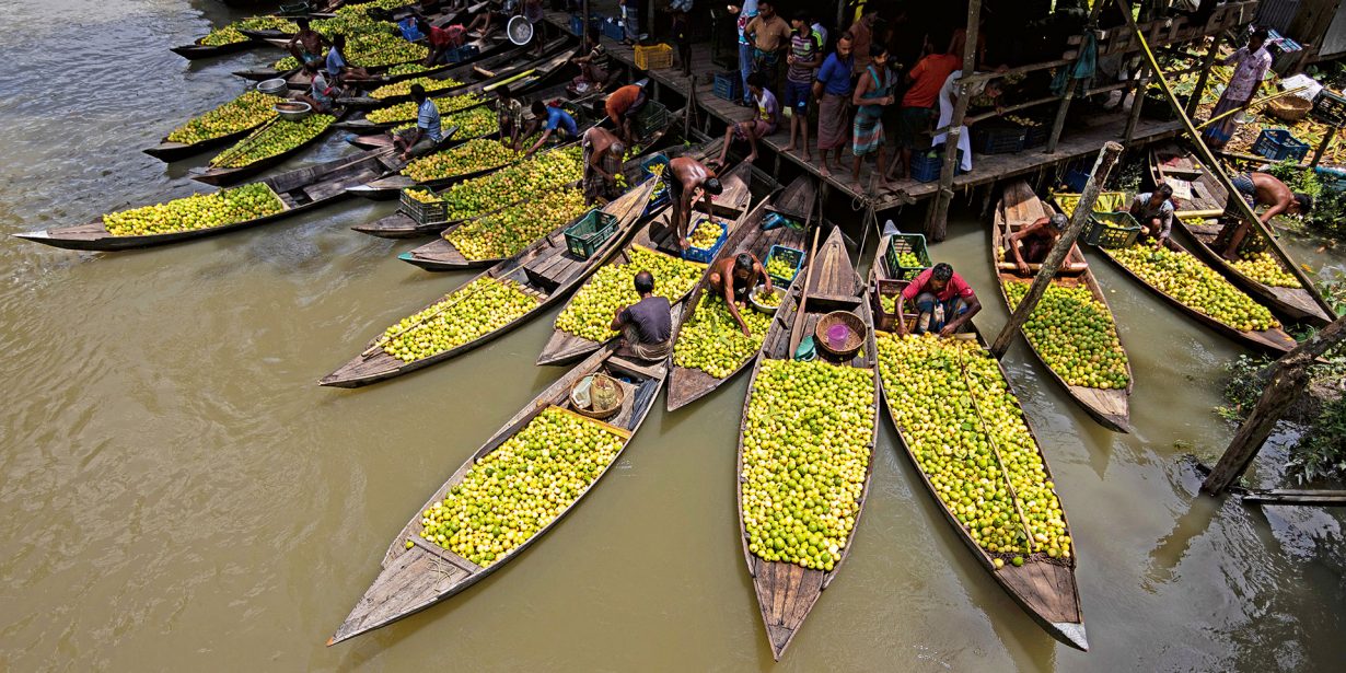 Dass auf diesem schwimmenden Markt in Thailand jeder das Gleiche anbietet, ist kein Zufall: Es rechnet sich so für alle besser.