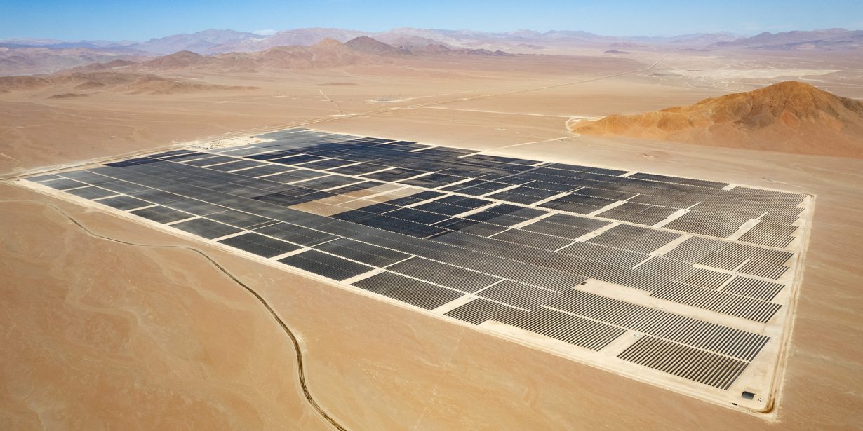 Erneuerbare Energie made in Chile. Auf einer Fläche von 330 Hektar erstrecken sich die Solarmodule in der Ataca-Wüste. Ihre Stromproduktion kann den Stromkonsum von rund 116 Haushalten abdecken.