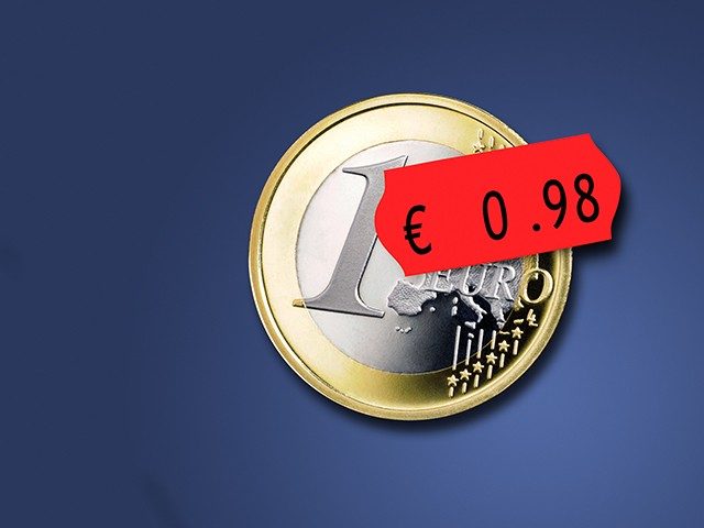 Eine 1-Euro-Münze mit einem 98 cent Schild daran 