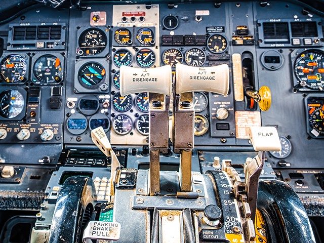Cockpit eines alten Flugzeugs