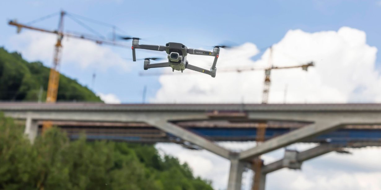 Eine Einsatzmöglichkeit für Drohnen: Die Überprüfung von Infrastrukturbauten wie Brücken, die sonst nur schwer und teuer zugänglich wären. Foto: Imago / Arnulf Hettrich