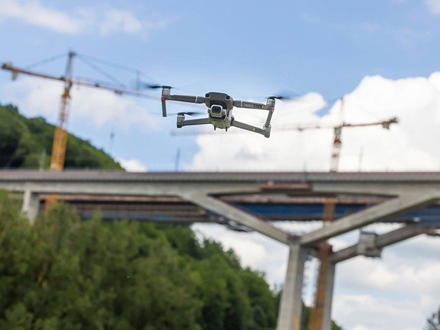 Eine Einsatzmöglichkeit für Drohnen: Die Überprüfung von Infrastrukturbauten wie Brücken, die sonst nur schwer und teuer zugänglich wären. Foto: Imago / Arnulf Hettrich