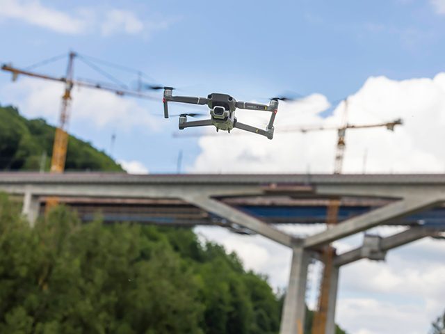 Eine Einsatzmöglichkeit für Drohnen: Die Überprüfung von Infrastrukturbauten wie Brücken, die sonst nur schwer und teuer zugänglich wären. Foto: Imago / Arnulf Hettrich