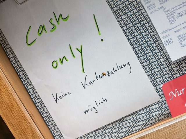 Ein Schild mit "Cash Only"