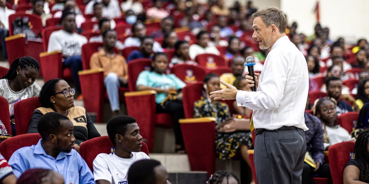 Chefsache Fachkräfteanwerbung. Finanzminister Christian Lindner, FDP, wirbt vor Studenten in Ghana für die Arbeit in Deutschland.