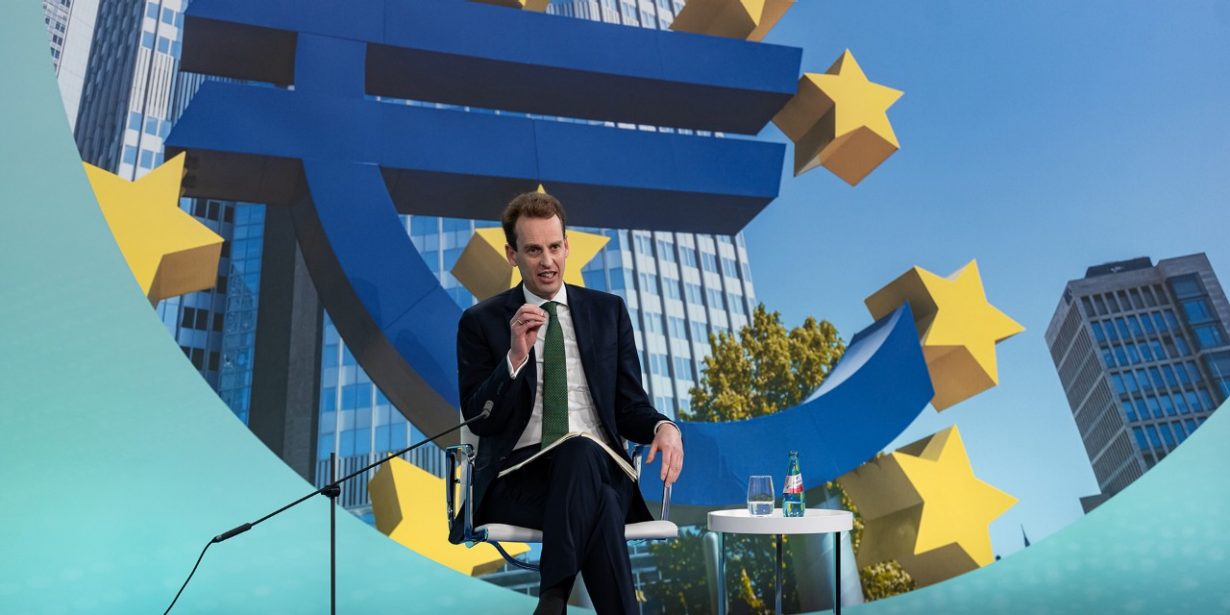 Grün ist nicht nur die Farbe der Hoffnung, sondern auch die Mission von EZB-Direktoriumsmitglied Frank Elderson. Die Green Asset Ratio ist dabei nur ein Teil der politischen Anstrengungen der EU, die Finanzwirtschaft in den nachhaltigen Umbau der europäischen Wirtschaft mit einzubeziehen.