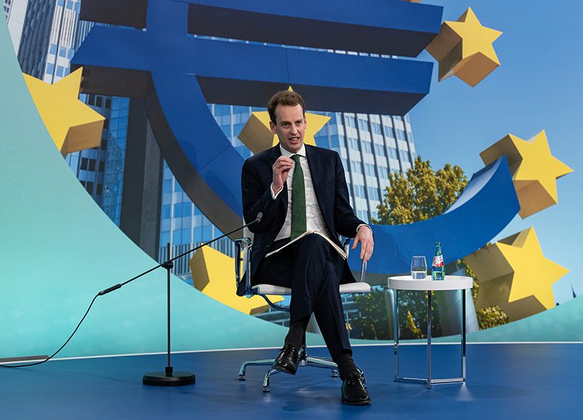 Grün ist nicht nur die Farbe der Hoffnung, sondern auch die Mission von EZB-Direktoriumsmitglied Frank Elderson. Die Green Asset Ratio ist dabei nur ein Teil der politischen Anstrengungen der EU, die Finanzwirtschaft in den nachhaltigen Umbau der europäischen Wirtschaft mit einzubeziehen.