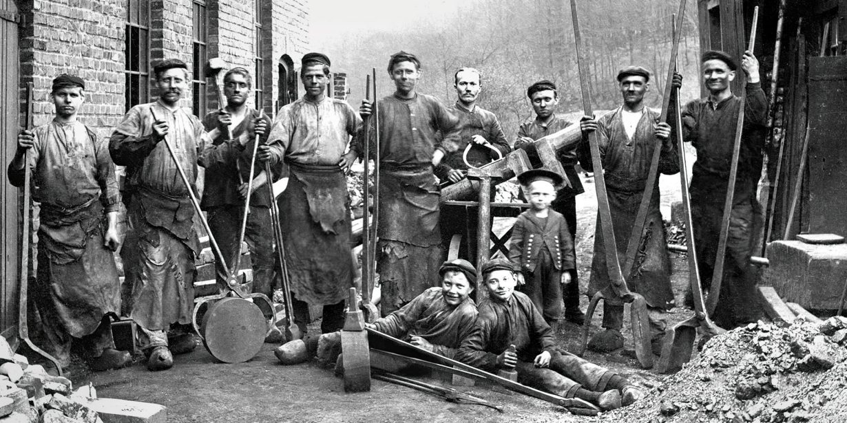 Die Arbeit in einer Hütte, in der dem Gestein das Metall abgerungen wurde, war anstrengend, schlecht bezahlt und sehr gefährlich. Dass sogar Kinder mit anpacken mussten, zeigt diese um 1910 entstandene Aufnahme. Foto: Picture-Alliance / Agentur Voller Ernst