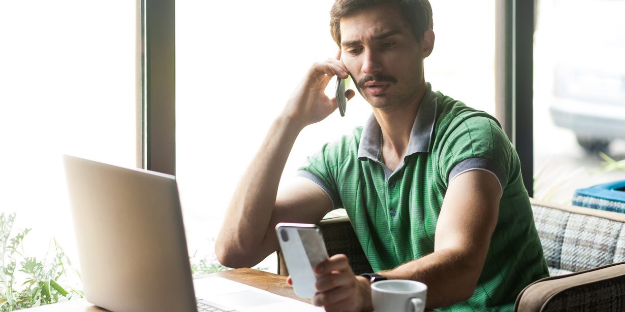 Das Ohr am Arbeitgeber. Bei zwei oder mehr Vollzeitjobs wird „Overemployment“ schnell stressig. Und immer die Sorge aufzufliegen. Doch manchen IT’ler lockt die Aussicht auf x-faches Gehalt.