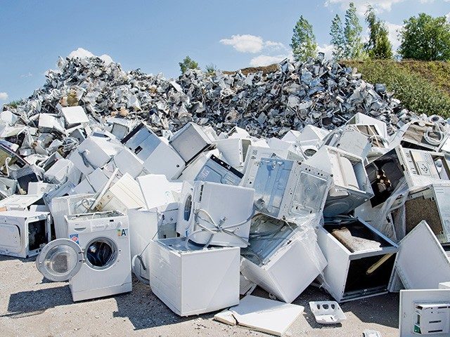 Bild zeigt eine große Müllhalde mit Bergen von Elektroschrott.