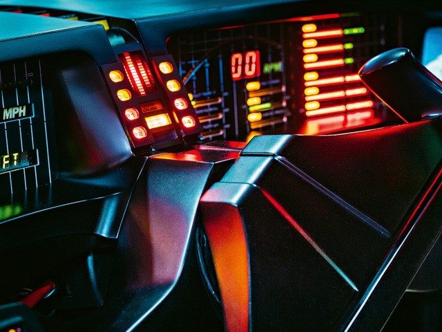 Cockpit des Kultautos KITT: 40 Jahre nach der „Knight Rider“-Utopie werden Autos tatsächlich zu rollenden Computern.
