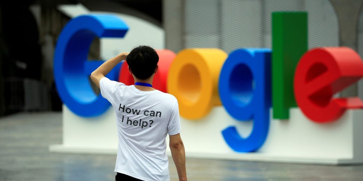 Ein Mensch in weißem T-Shirt vor einem großen Google-Logo