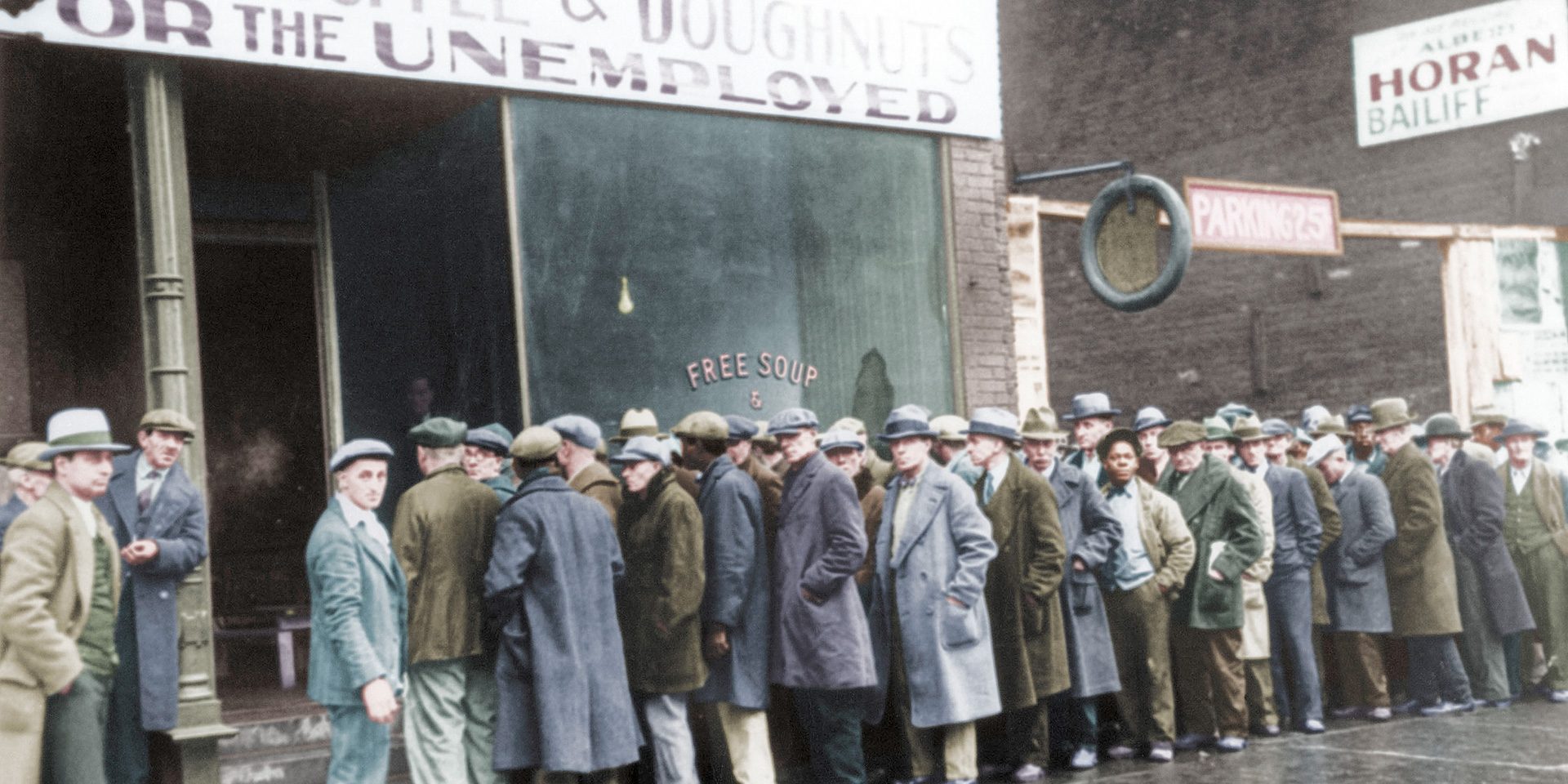 Ein älteres Bild einer Schlange arbeitssuchender Menschen