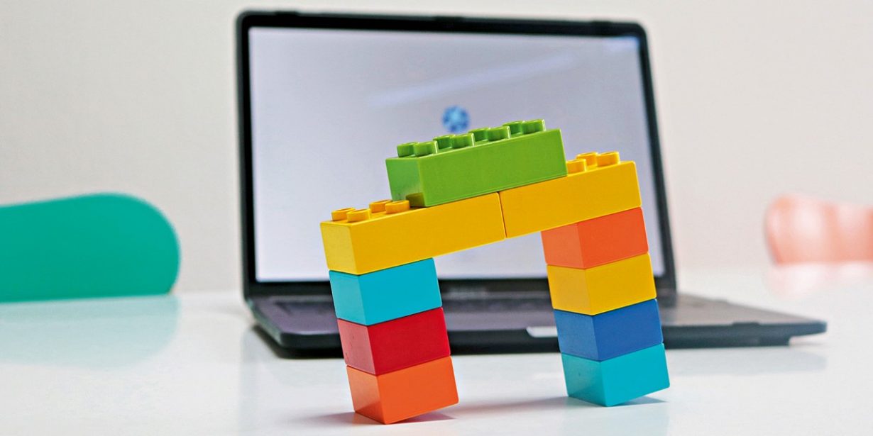 Eine kleine und schiefe "Brücke" aus Lego. Die Linke Säule hat einen Baustein weniger als die Rechte.