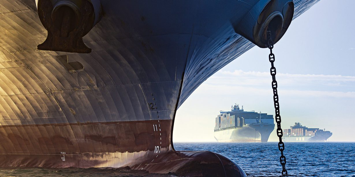 Keine Einfahrt in diesen Hafen. In der Deutschen Bucht müssen Containerschiffe aus aller Welt warten, weil an Land das Personal fehlt.