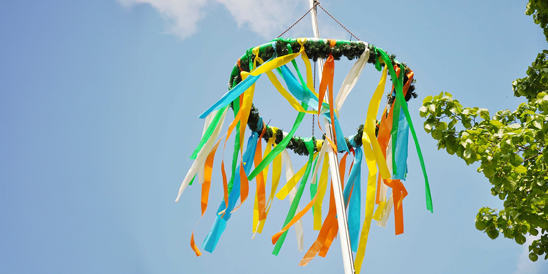 Der Pfingstbaum ist geschmückt – doch muss künftig auch am Pfingstmontag wieder gearbeitet werden? In einigen Ländern wurde der Feiertag bereits gestrichen. Foto: Adobe Stock