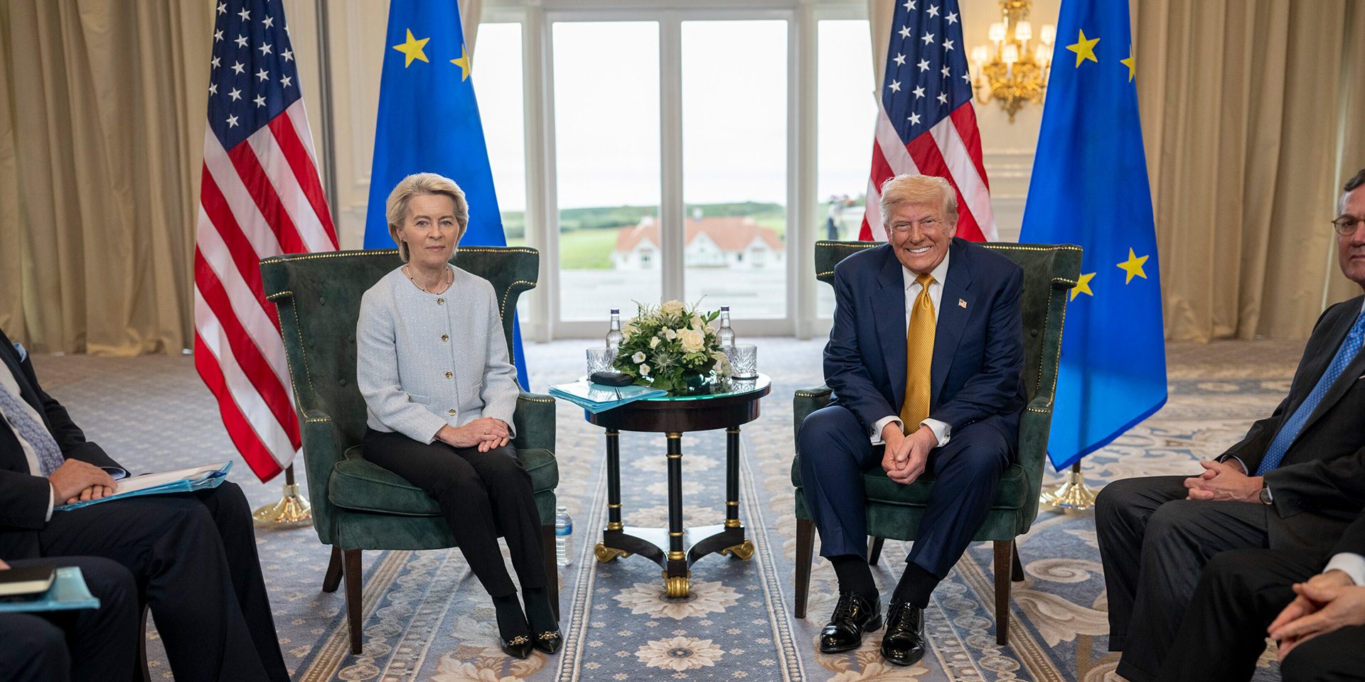 Die EU und die USA haben sich auf 15 Prozent Zoll für die meisten Exporte aus Europa geeinigt – vorerst. Donald Trump und Ursula von der Leyen haben weiterhin Gesprächsbedarf. Und was am Ende vereinbart wird, bringt direkte Konsequenzen für den deutschen Mittelstand. Foto: picture alliance / ZUMAPRESS.com
