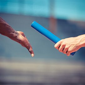 Getty Images/william87 Zwei Hände übergeben sich einen Staffelstab