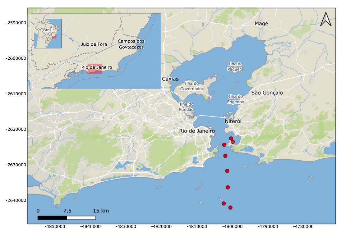 Geografische Karte der Region Rio de Janeiro, Brasilien. Die Karte zeigt die Guanabara-Bucht sowie die Küstenlinie südlich der Stadt. Acht rote Kreise markieren die Beprobungsstandorte im Bereich der Bucht von Guanabara und vor der Küste südlich von Rio de Janeiro und Niterói. Eine Übersichtskarte oben links zeigt die Lage innerhalb Brasiliens (rot markiert). Maßstab: 0–15 km.