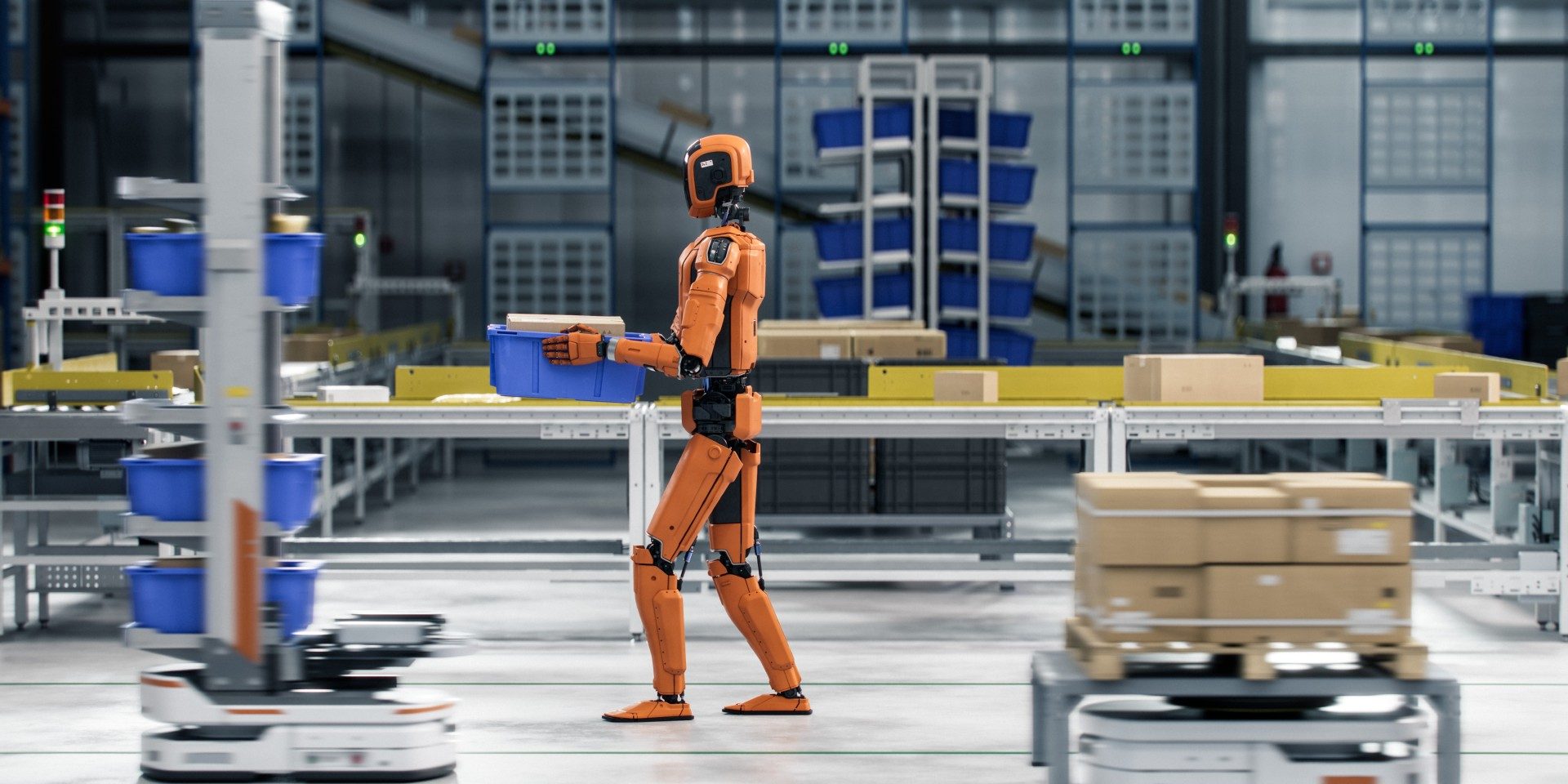 Ein humanoider Industrieroboter trägt in einer automatisierten Lagerhalle eine blaue Kiste an Förderbändern und fahrerlosen Transportfahrzeugen vorbei.