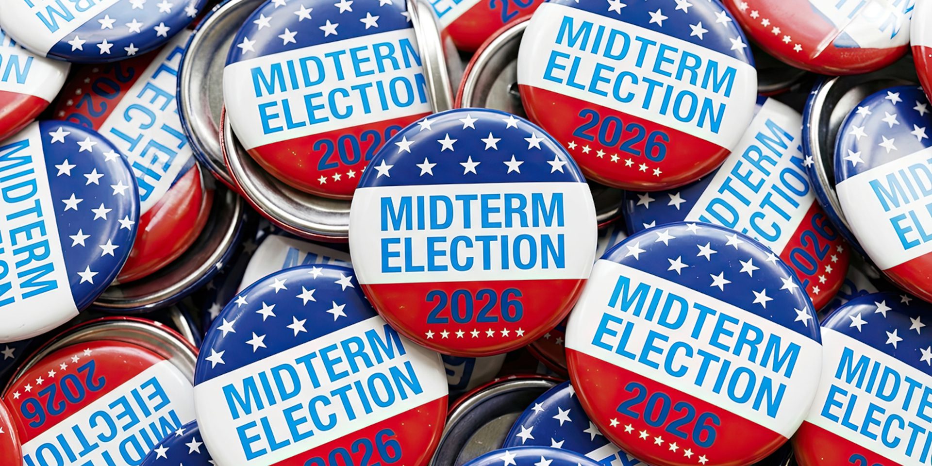 Ein Stapel Wahlkampf-Anstecker für die Zwischenwahlen 2026 mit US-amerikanischer Flagge.