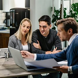Ein Arbeiter verlegt Solarpanele auf einem Dach