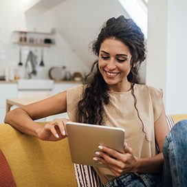 Frau schaut auf ein Tablet