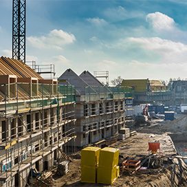 Baustelle mit blauem Himmel und weißen Wolken im Hintergrund