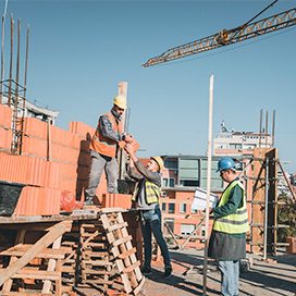 Baustelle mit blauem Himmel im Hintergrund