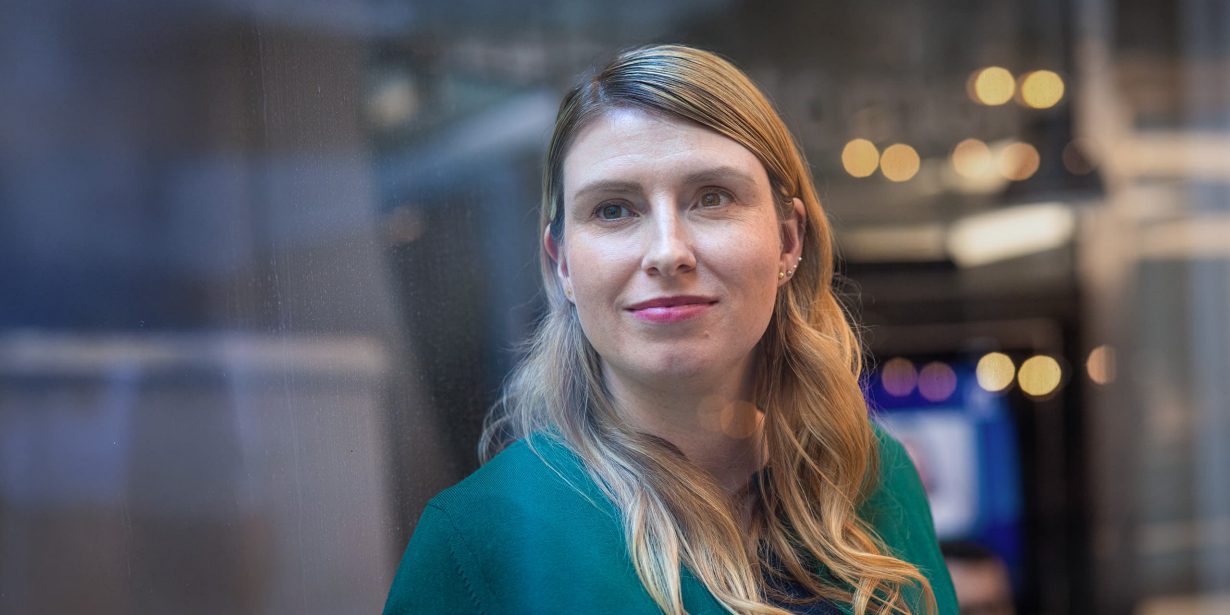 Foto zwei Genrationen Frauen in Umarmung