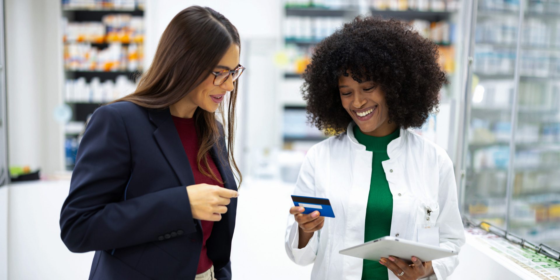 medKonto mit Tagesgeld: Apothekerin mit Kundin und Karte in der Hand