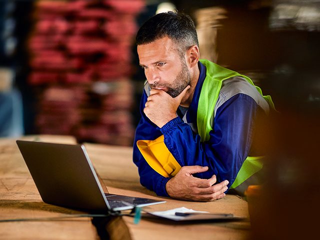 Mann vor Laptop Mann vor Laptop