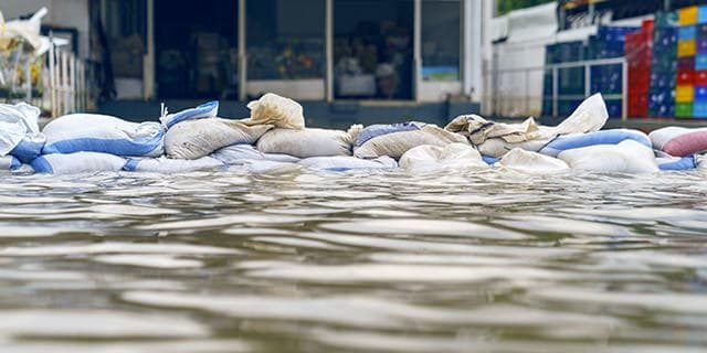 Versicherungsinformationen zu Unwetterschäden an Gebäuden, Hausrat und Fahrzeugen