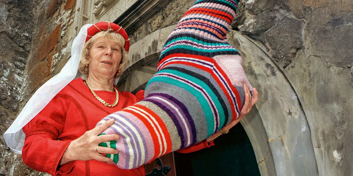 Über 50 Meter lang ist dieser wohl größte Sparstrumpf aller Zeiten, den fleißige Seniorinnen 1998 in Thüringen gestrickt haben.